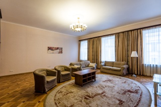 stylish 6-room apartment for lease in the very center St-Petersburg